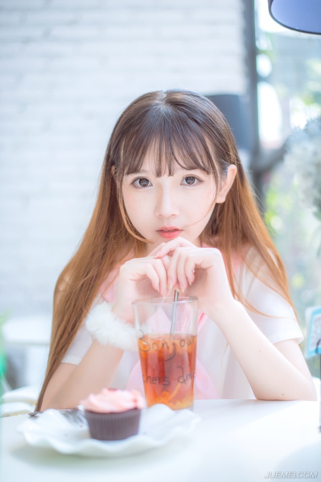 大乔面色立时变得惨白，连忙看向小乔怒斥道：“妹妹在胡说什么？军国大事，妇道人家不得掺和。”